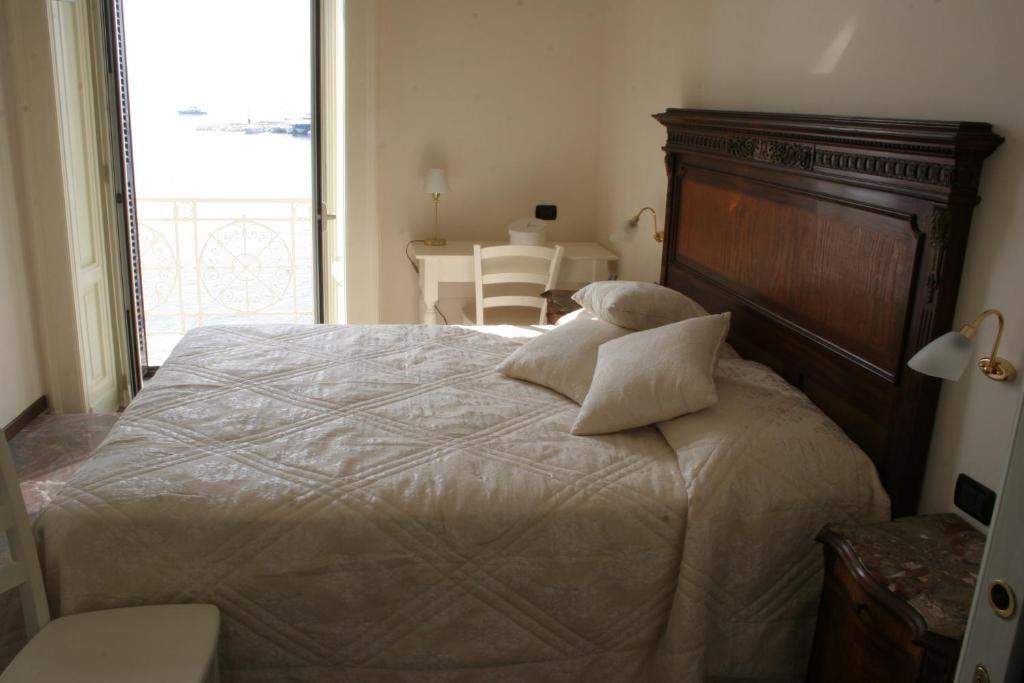 Bed and Breakfast La Dimora Dei Baroni Neapel Zimmer foto